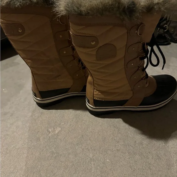 Sorel Tan and Black Winter Boots with Fur Trim, brand new size 9 - Picture 5 of 6